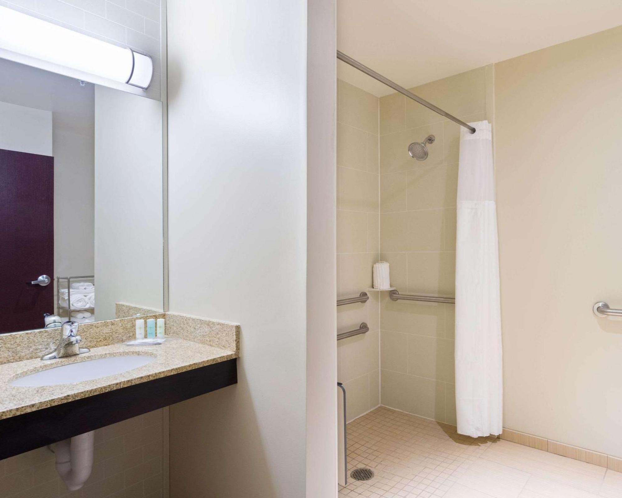 Queen Suite with Two Queen Beds - Accessible/Non-Smoking