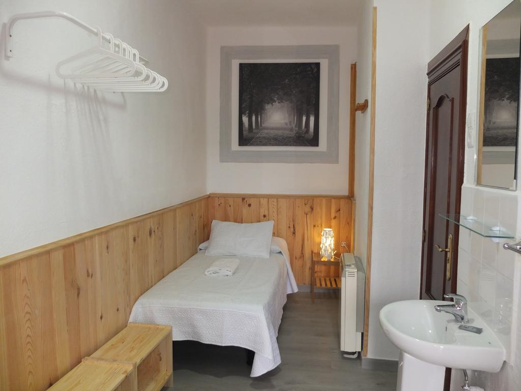 Twin Room with Shared Bathroom,379097617:JPEG