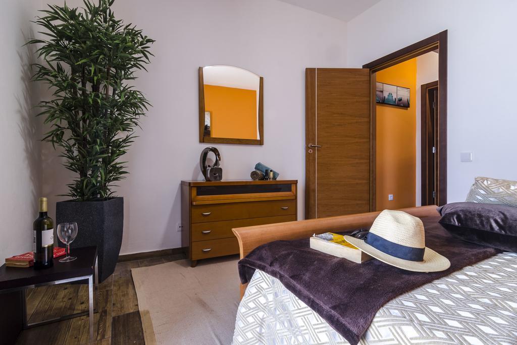 Deze driepersoonskamer heeft een gedeelde badkamer.