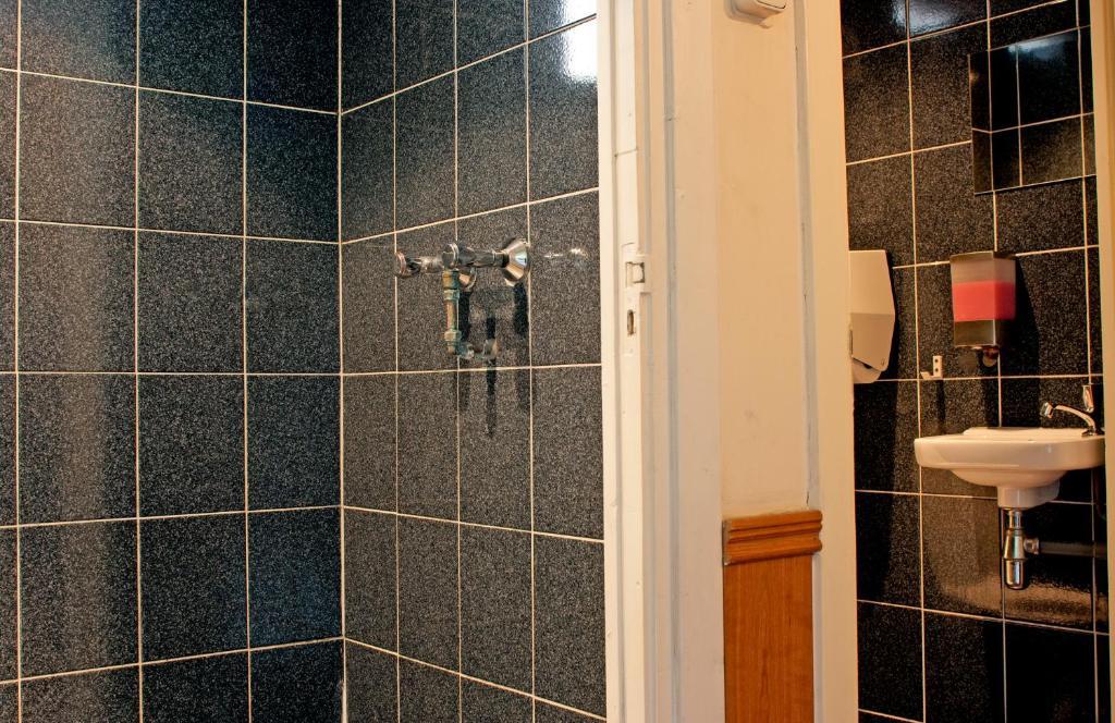 Vierbettzimmer mit Gemeinschaftsbad