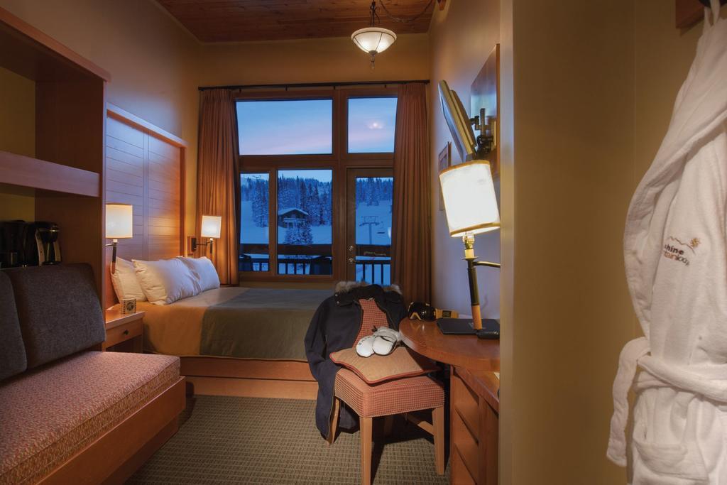 Deluxe Kamer met Queensize Bed, Balkon en Uitzicht op de Bergen