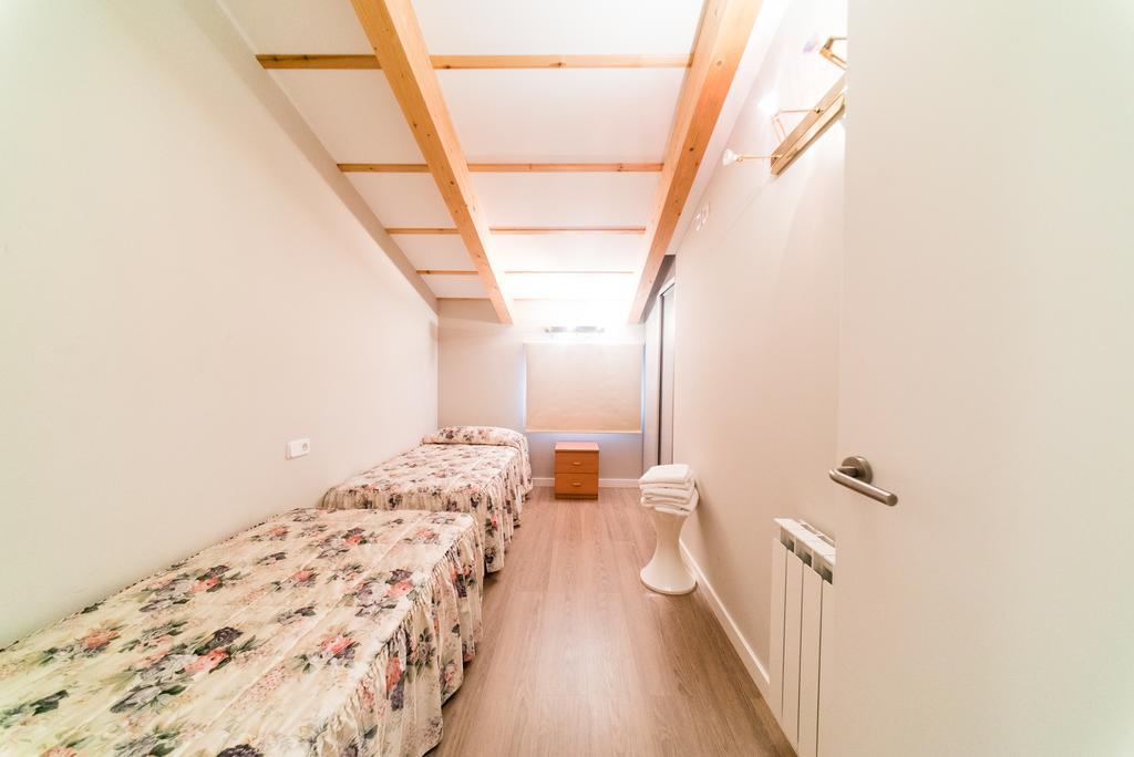 Habitación con cama extragrande y balcón