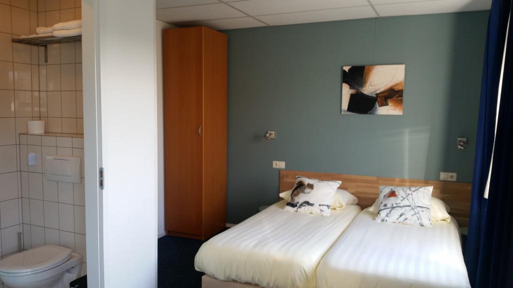 Twin Room,688348059:JPEG
