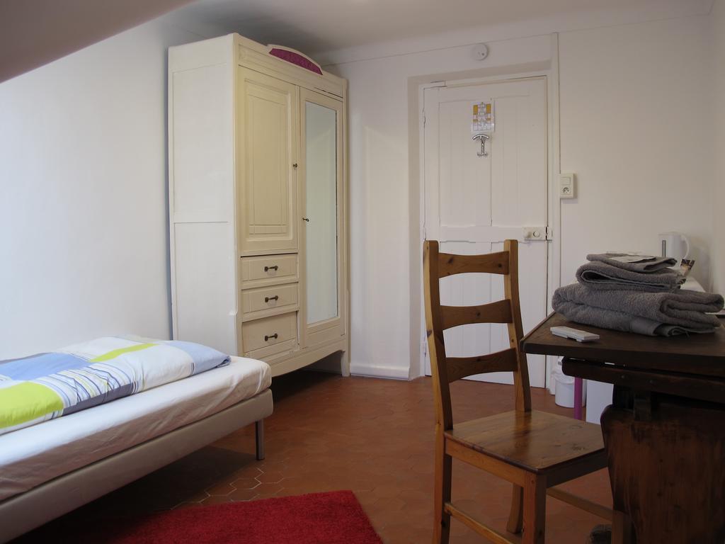Chambre Simple Économique avec Douche et Toilettes Communes