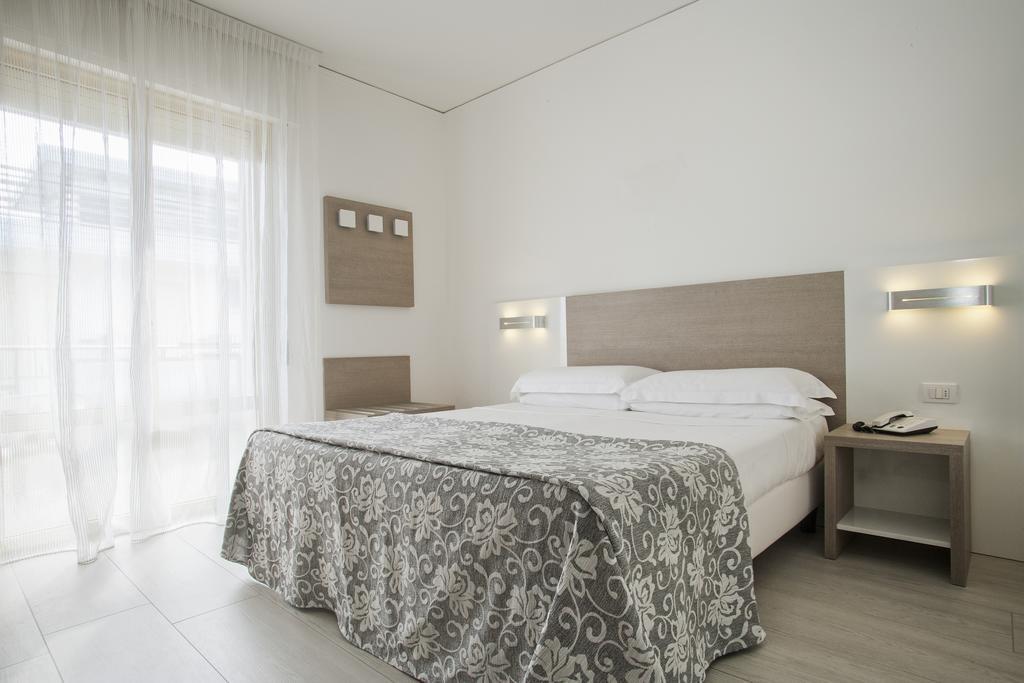 Doppel-/Zweibettzimmer mit seitlichem Meerblick