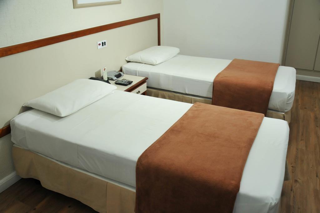 Quarto com 2 Camas de Solteiro