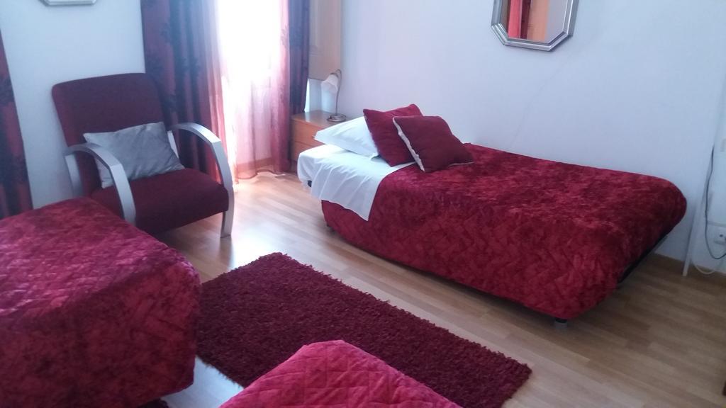 Quarto Triplo Básico com Casa de Banho Partilhada