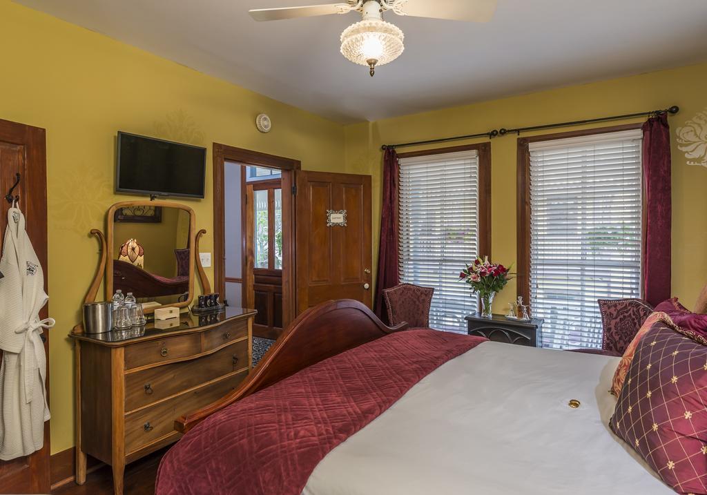 Deluxe King Room - Garnet Room