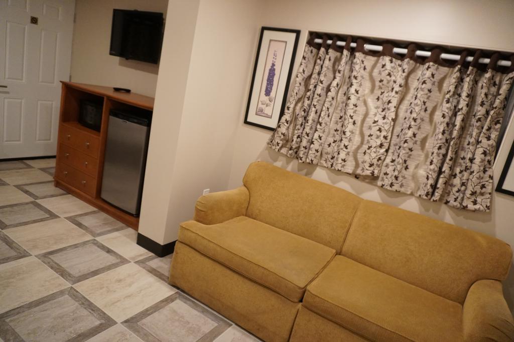 Deluxe Queen Suite