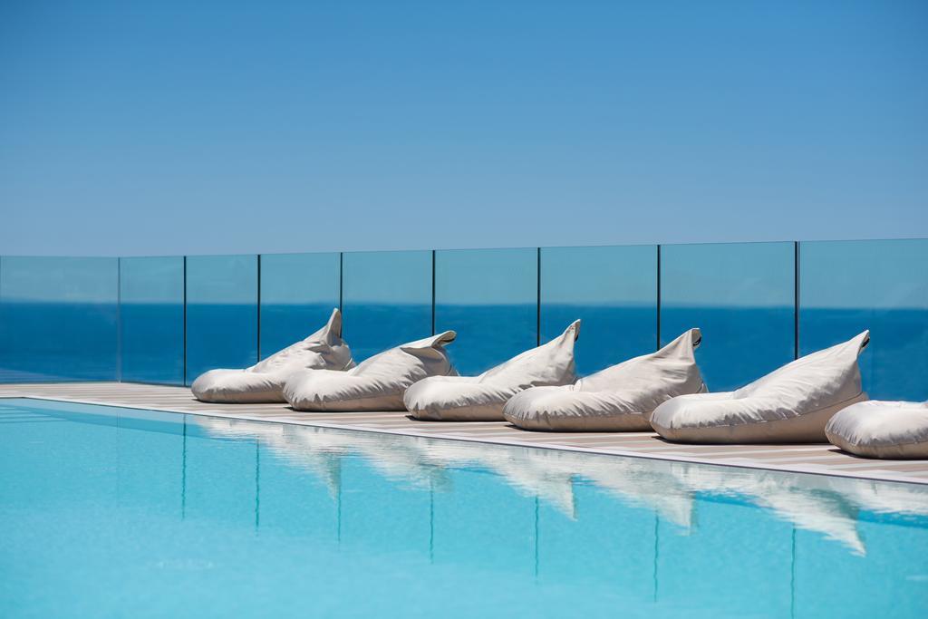 Habitación Star Prestige con vistas laterales al mar y acceso al salón executive
