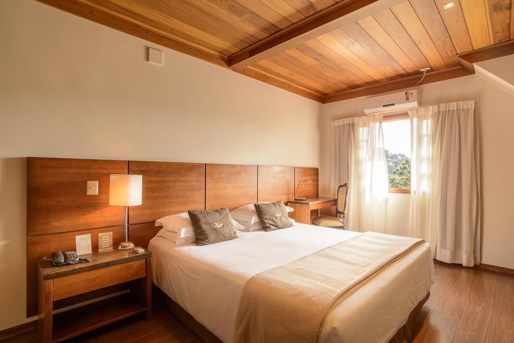 Suíte Duplex com Banheira de Hidromassagem e Lareira