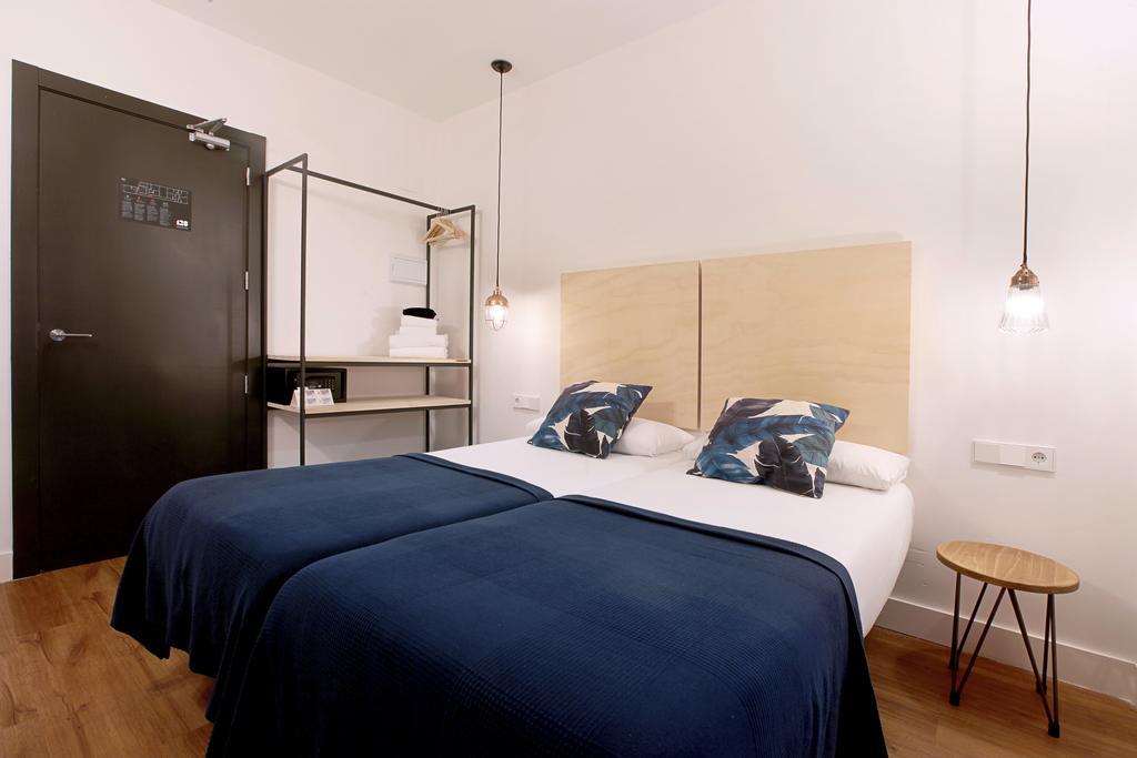 Quarto com 2 Camas de Solteiro e Vista da Varanda Térrea
