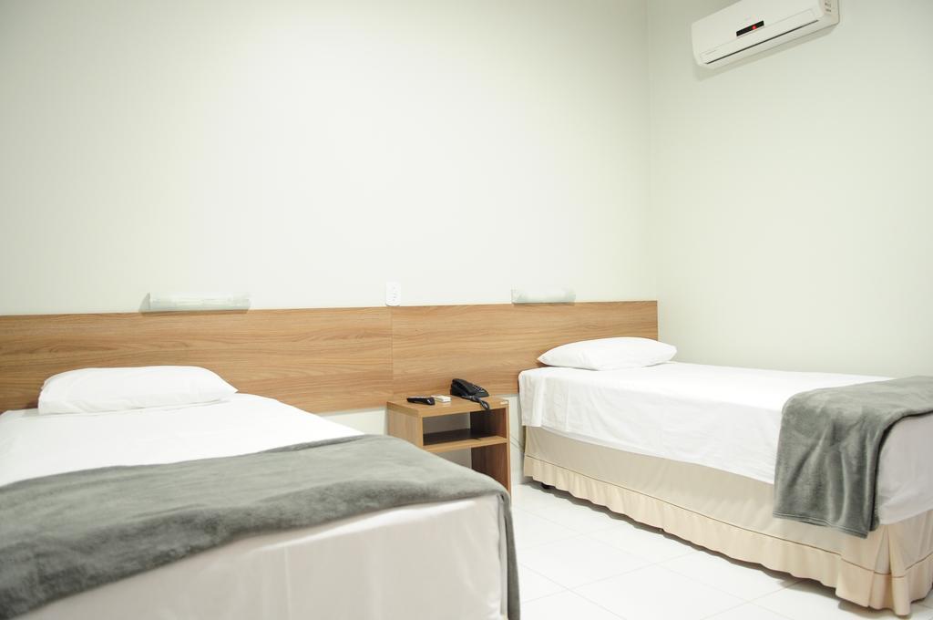 Quarto com 2 Camas de Solteiro
