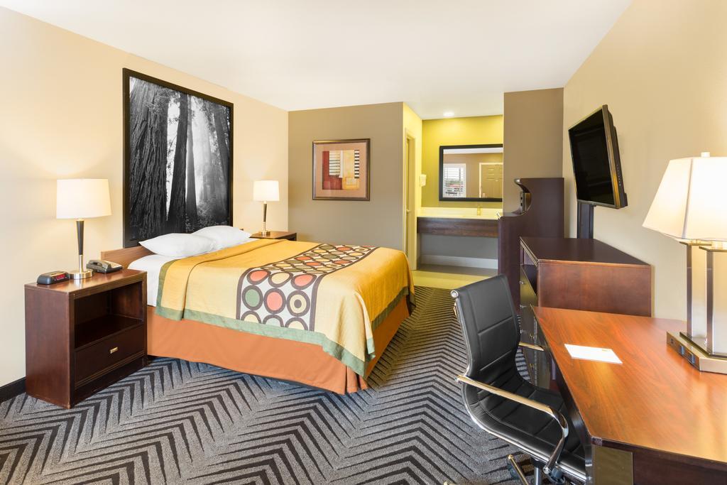 Queen Room with Mobility/Hearing Access - Non-Smoking