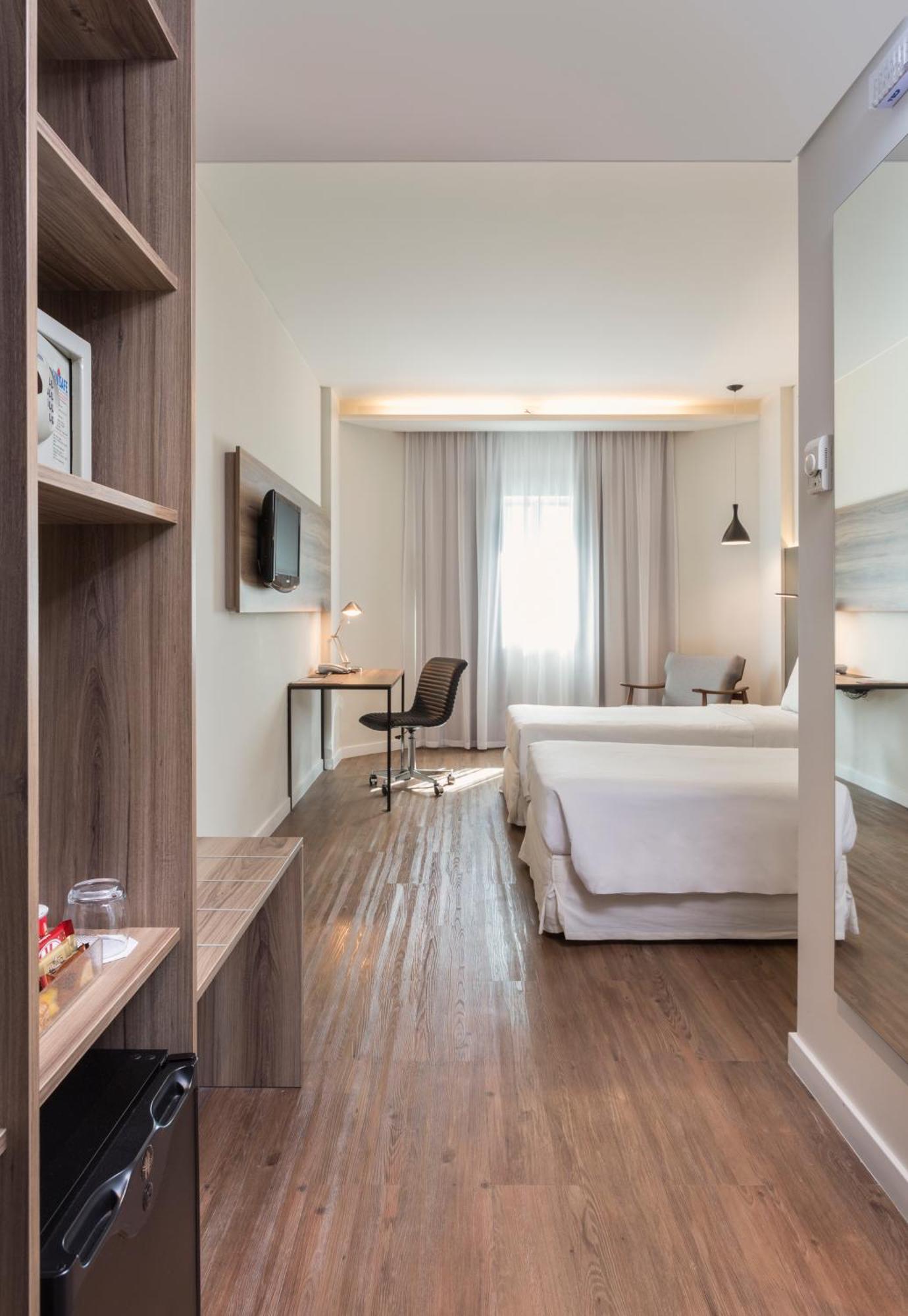 Quarto Luxo com 2 Camas de Solteiro