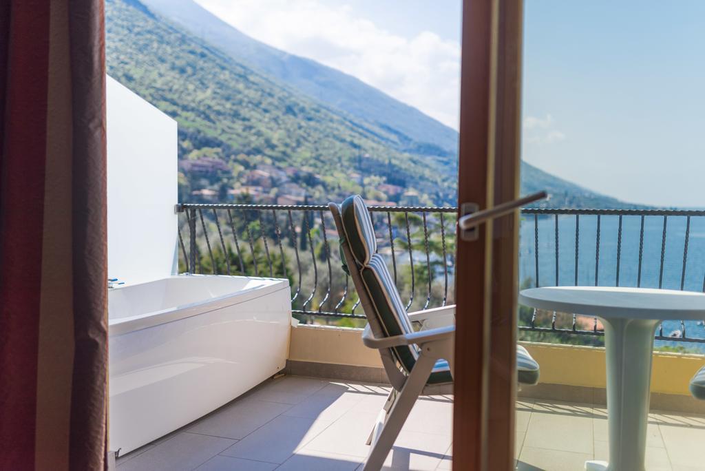 Junior Suite con Vasca Idromassaggio Esterna e Vista Lago