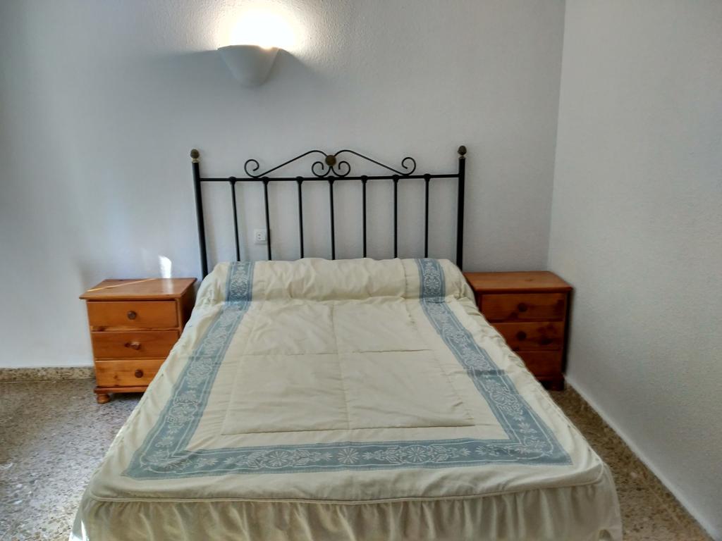 Habitación con cama grande