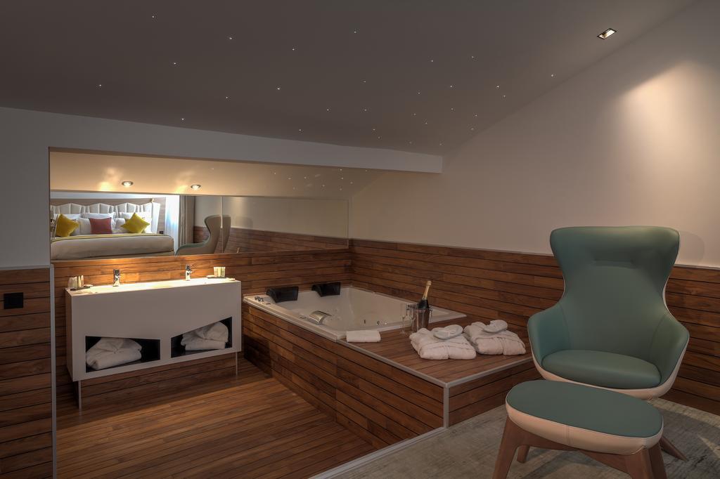 King Suite with Bathtub