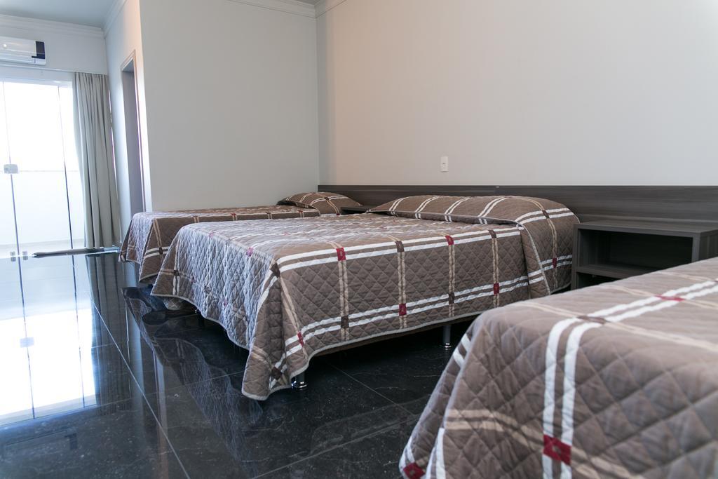 Quarto com Cama King-size e Banheira de Hidromassagem