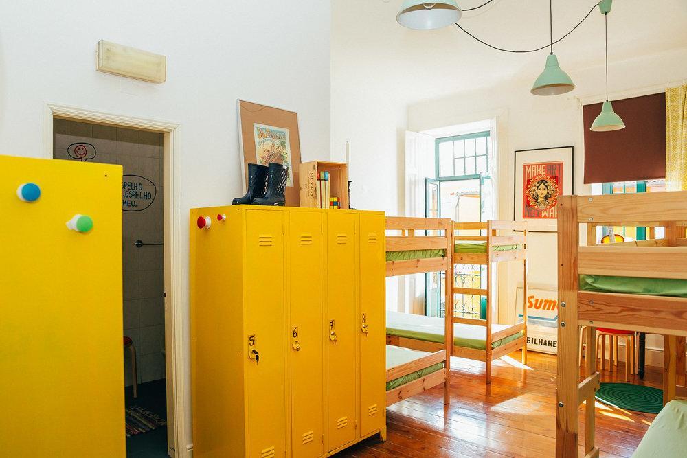 Cama num Dormitório Misto com 8 Camas
