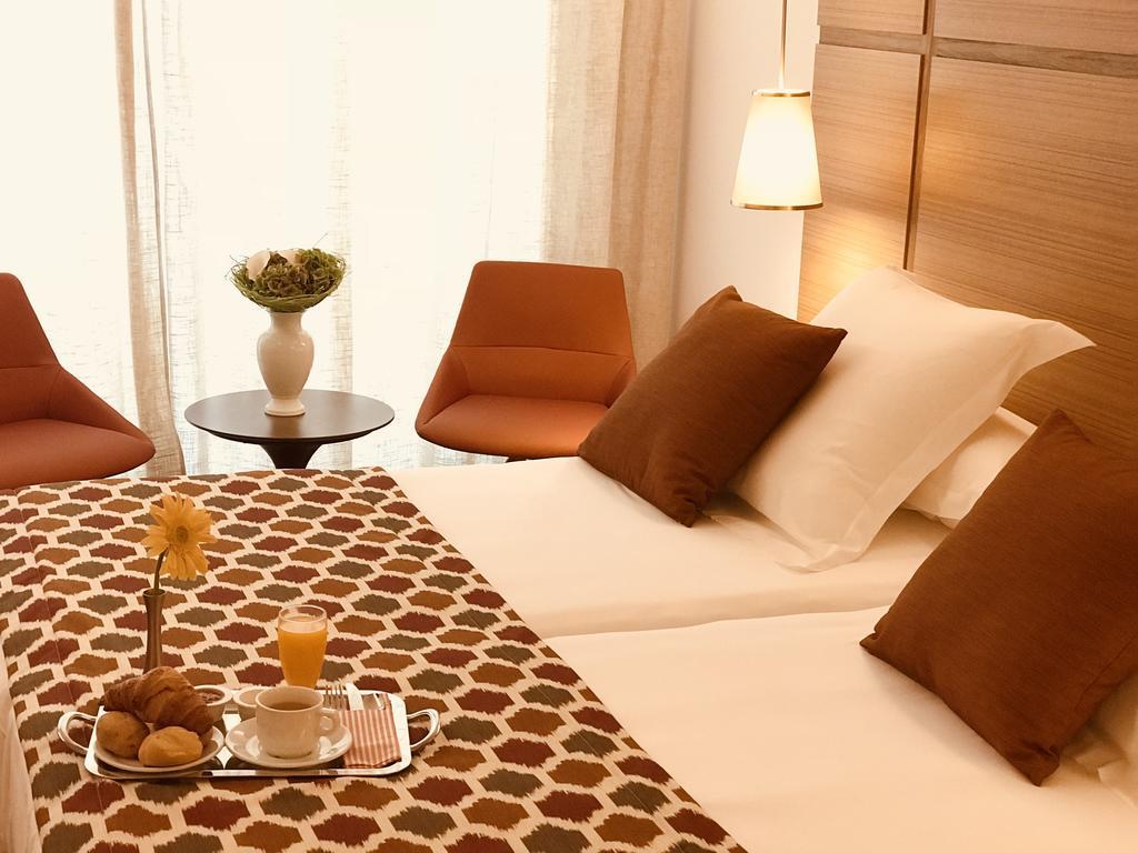 Doppelzimmer mit Balkon und Meerblick