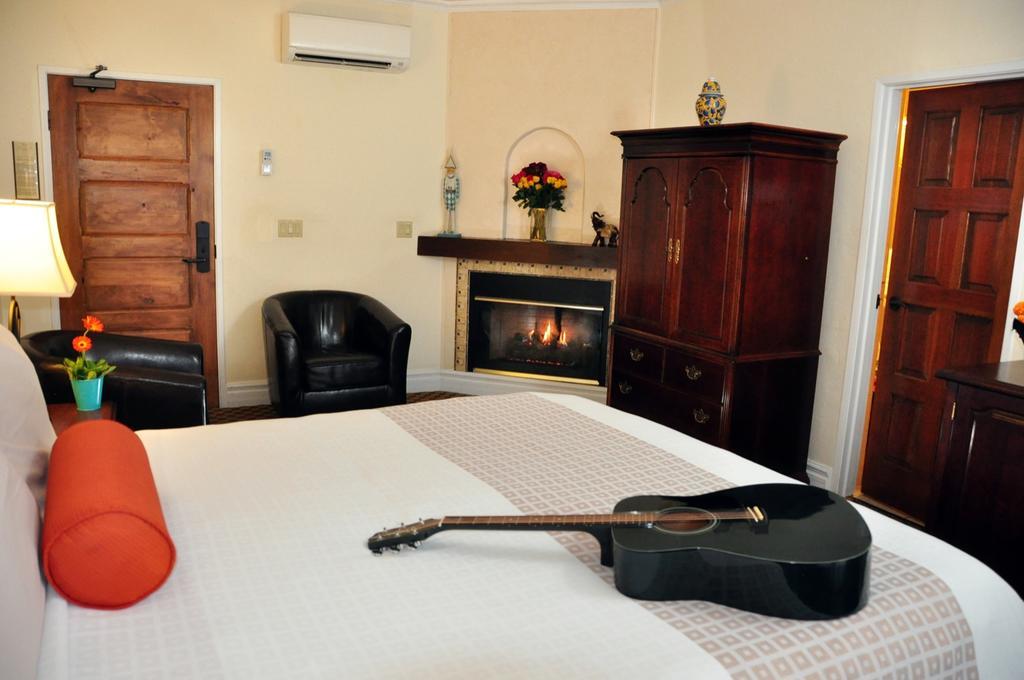 Deluxe King Room with Balcony
