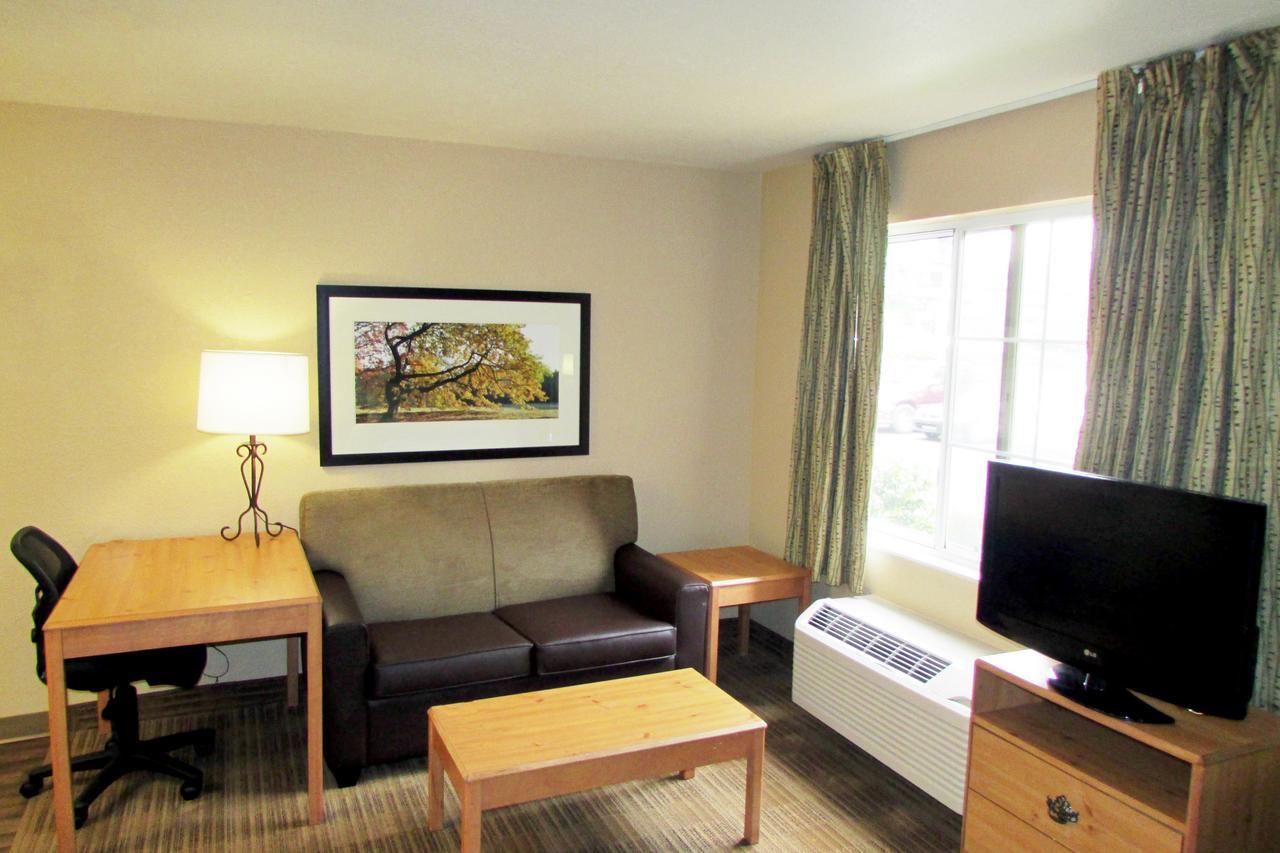 Deluxe Studio with 1 King Bed - Non-Smoking