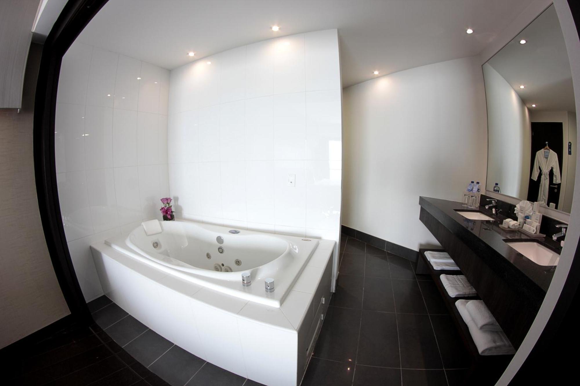 King Junior Suite with Jetted Tub, River View