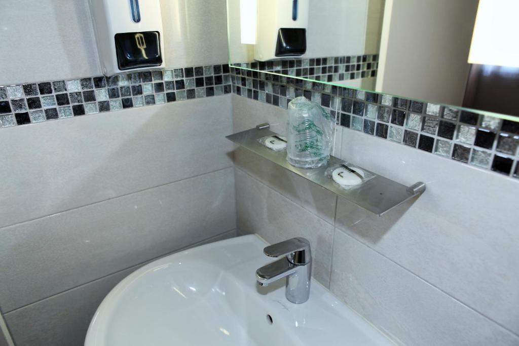 Dreibettzimmer mit Badewanne oder Dusche