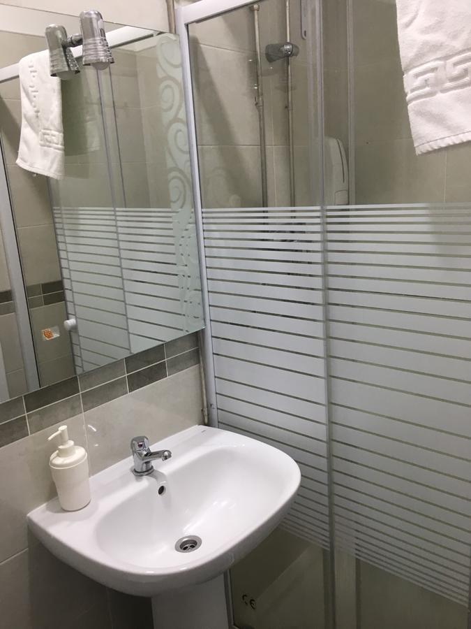 Quarto Triplo com Banheiro Privativo