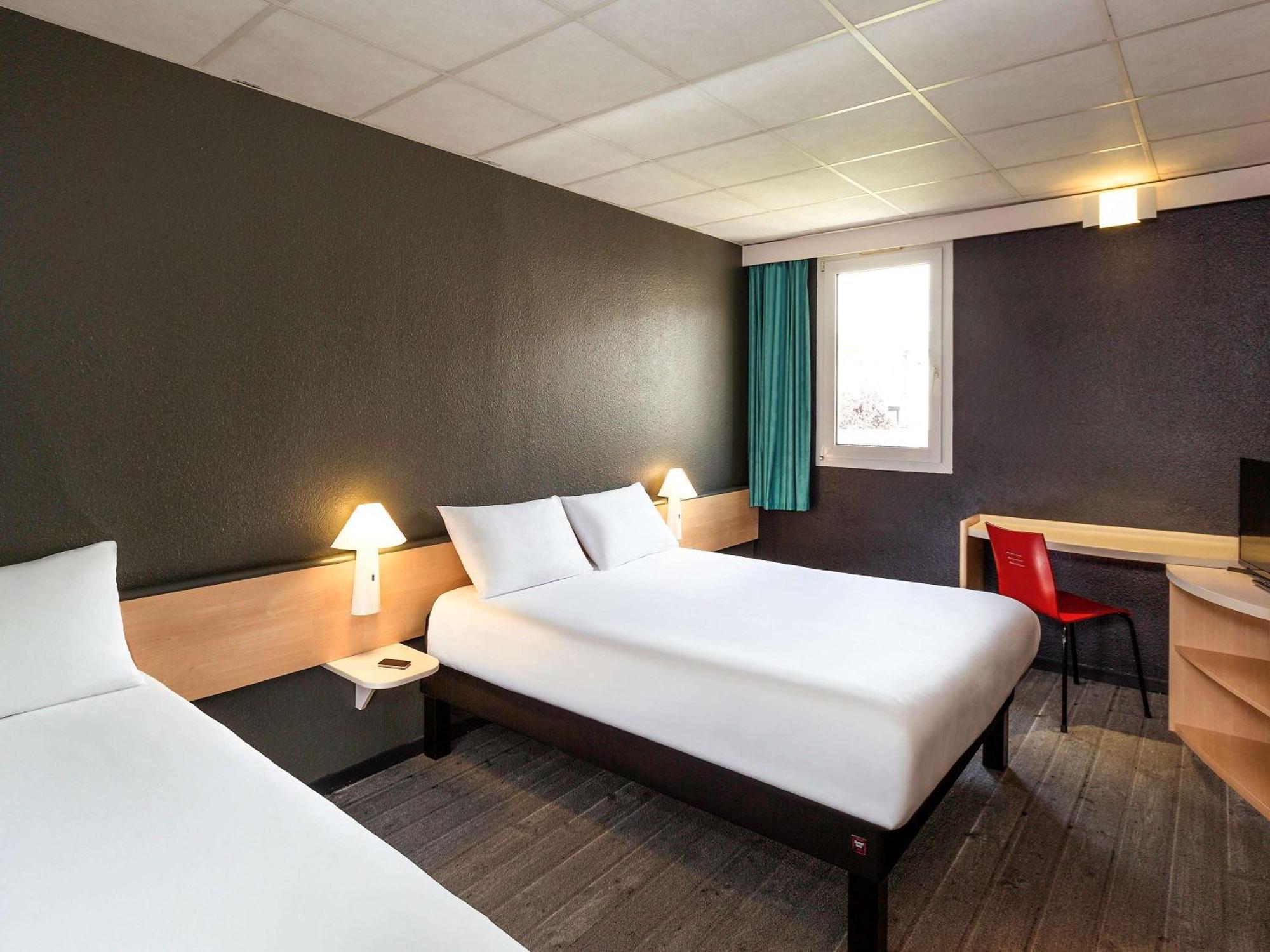Room with a Double Bed and Twin Beds,1709959934:JPEG