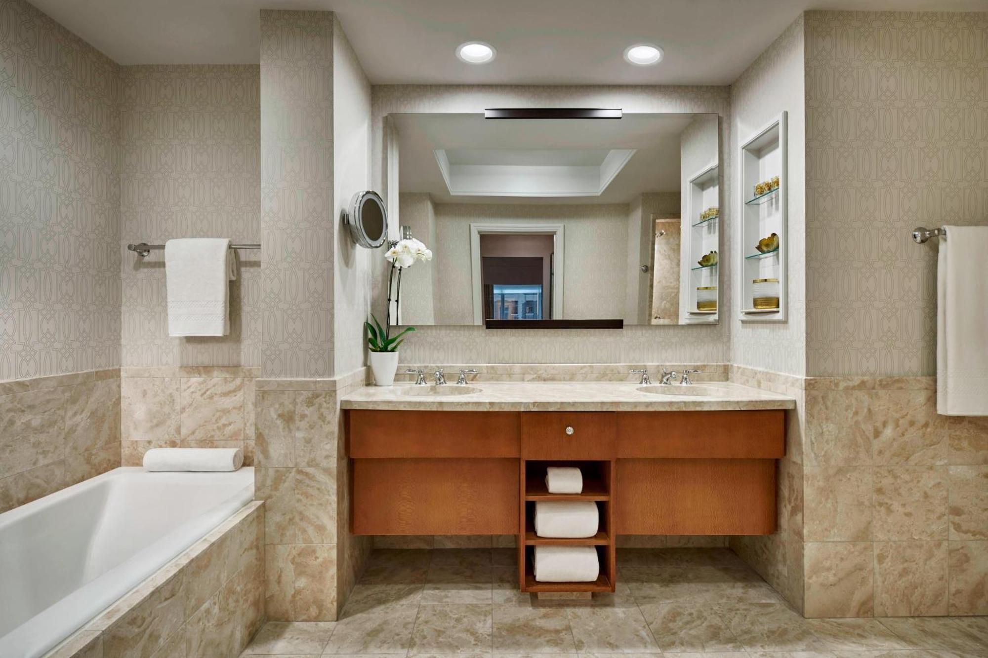 Executive Suite, 1 Bedroom Suite, 1 King, Sofa bed