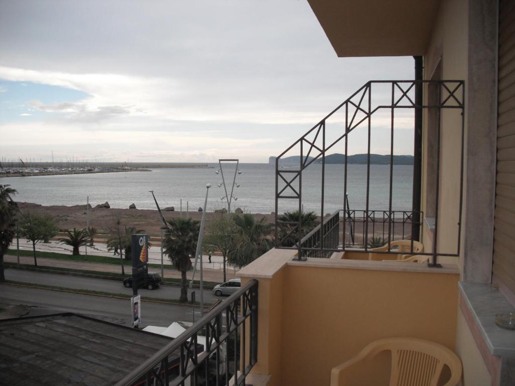 Camera Matrimoniale con Balcone e con Vista Mare Parziale