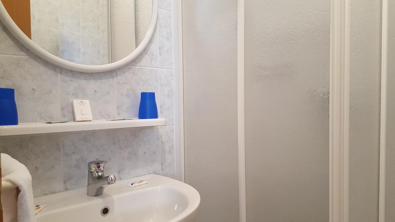 Camera Doppia con Letti Singoli con Bagno Privato