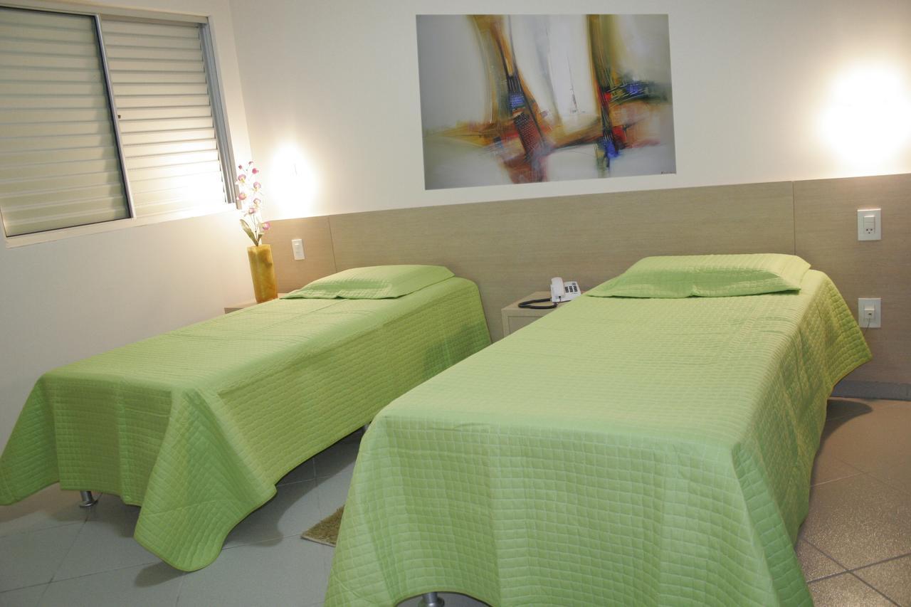 Quarto Grande com 2 Camas de Solteiro