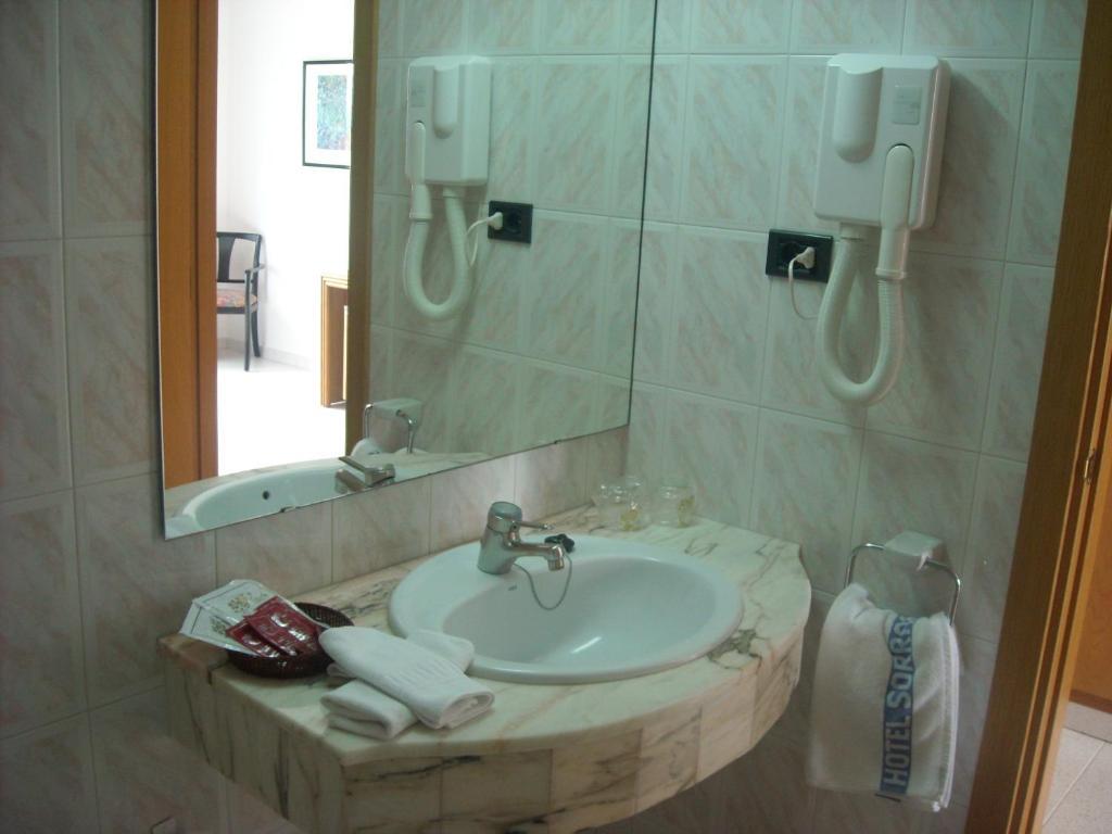 Quarto Duplo Executivo com 2 Camas de Casal