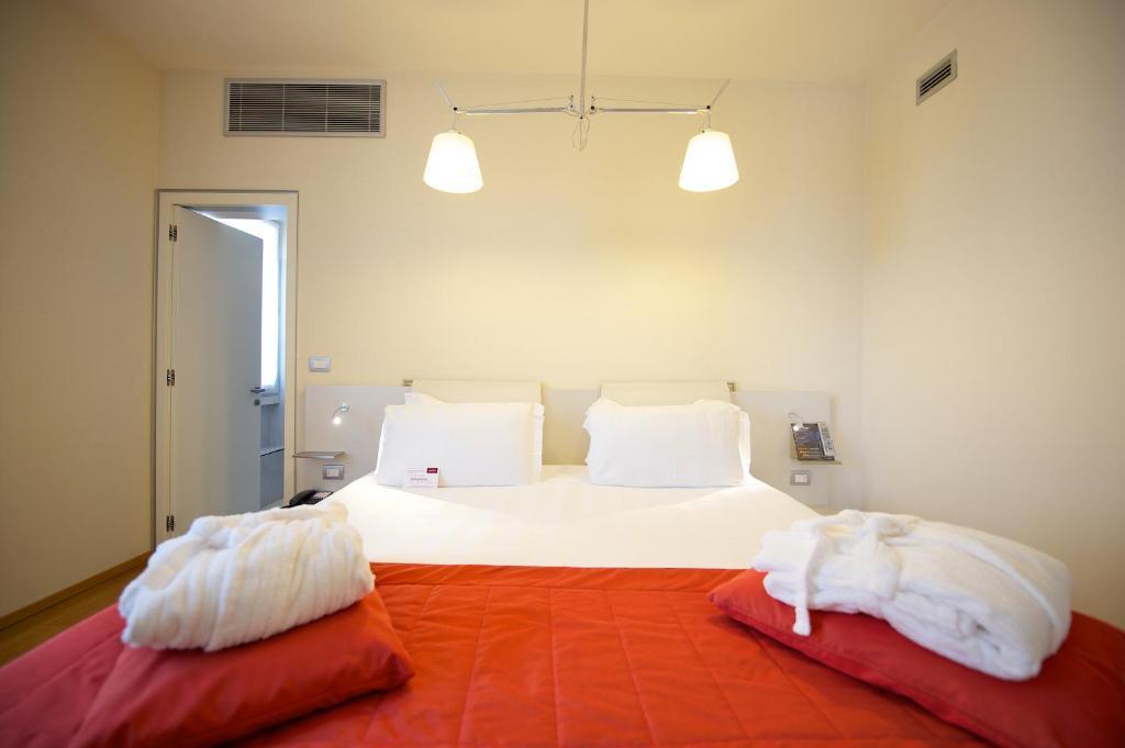 Quarto Duplo Clássico com Cama King