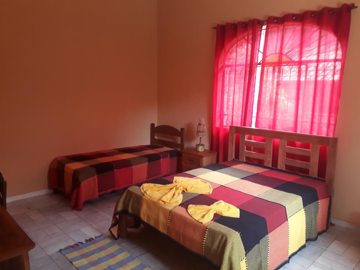 Quarto Amplo com 2 Camas de Solteiro