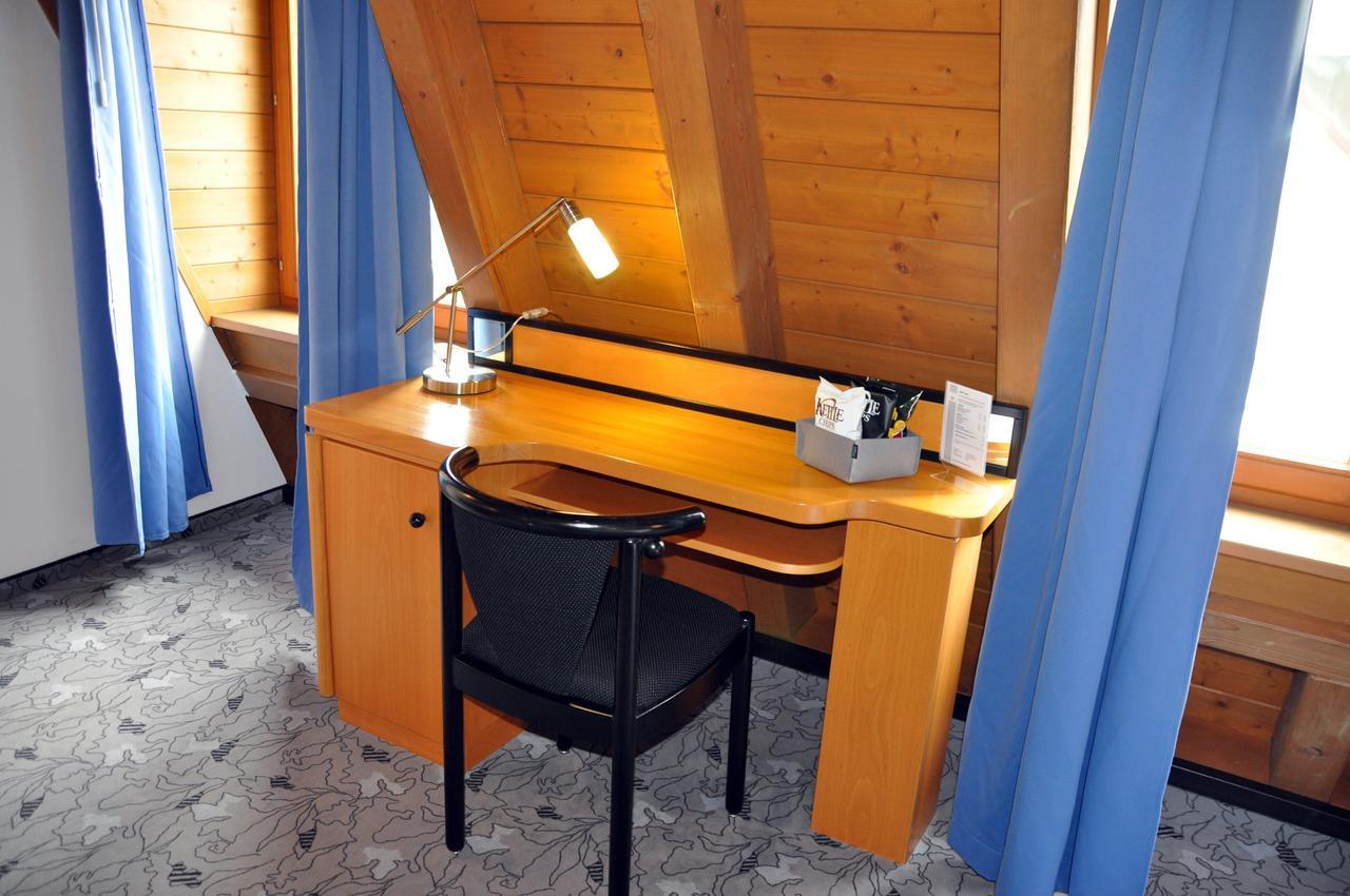 Estudio con cama extragrande y sofá cama
