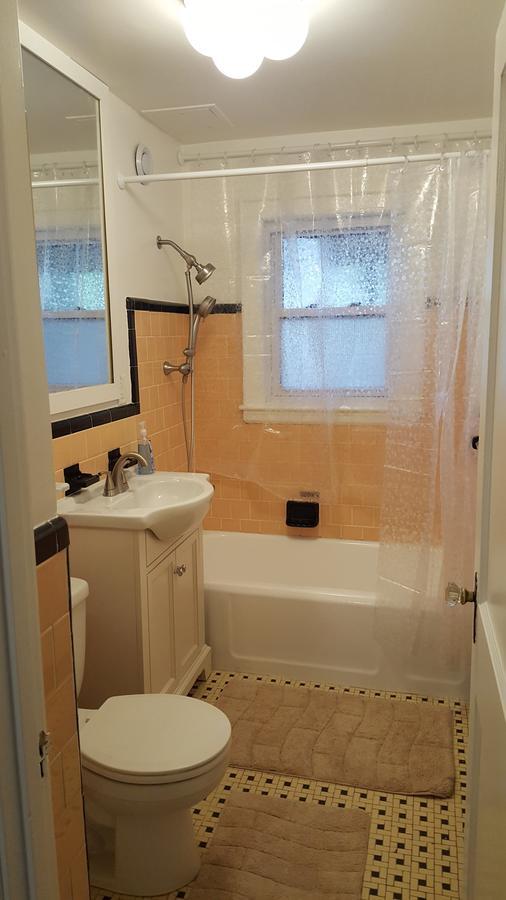 Chambre Lit Queen-Size avec Salle de Bains Commune