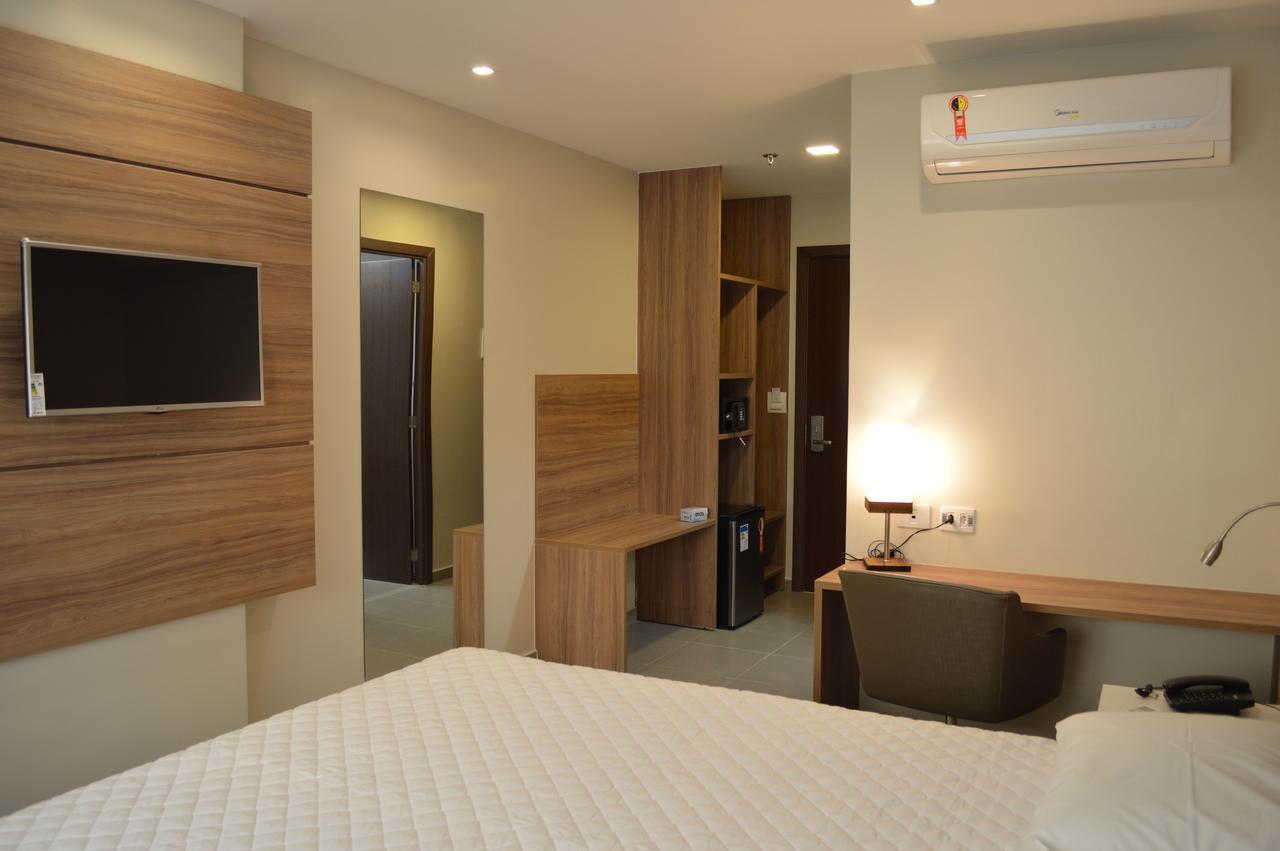 Quarto duplo standard com cama queen size