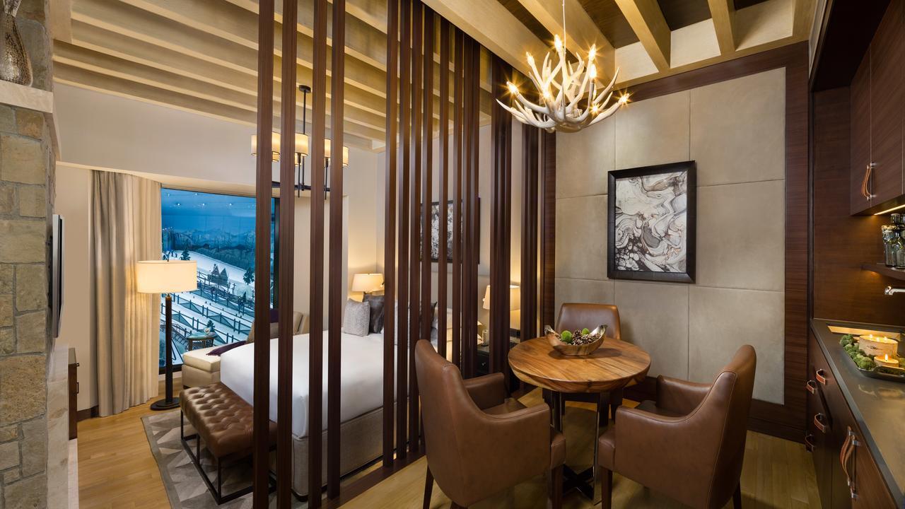 Chalé Aspen Ski - Acesso ao Ski Snow Park no Ski Dubai para 2 Pessoas, Mordomo Privativo e Acesso ao Lounge com Chá da Tarde e Coquetéis, Petiscos e Canapés à Noite