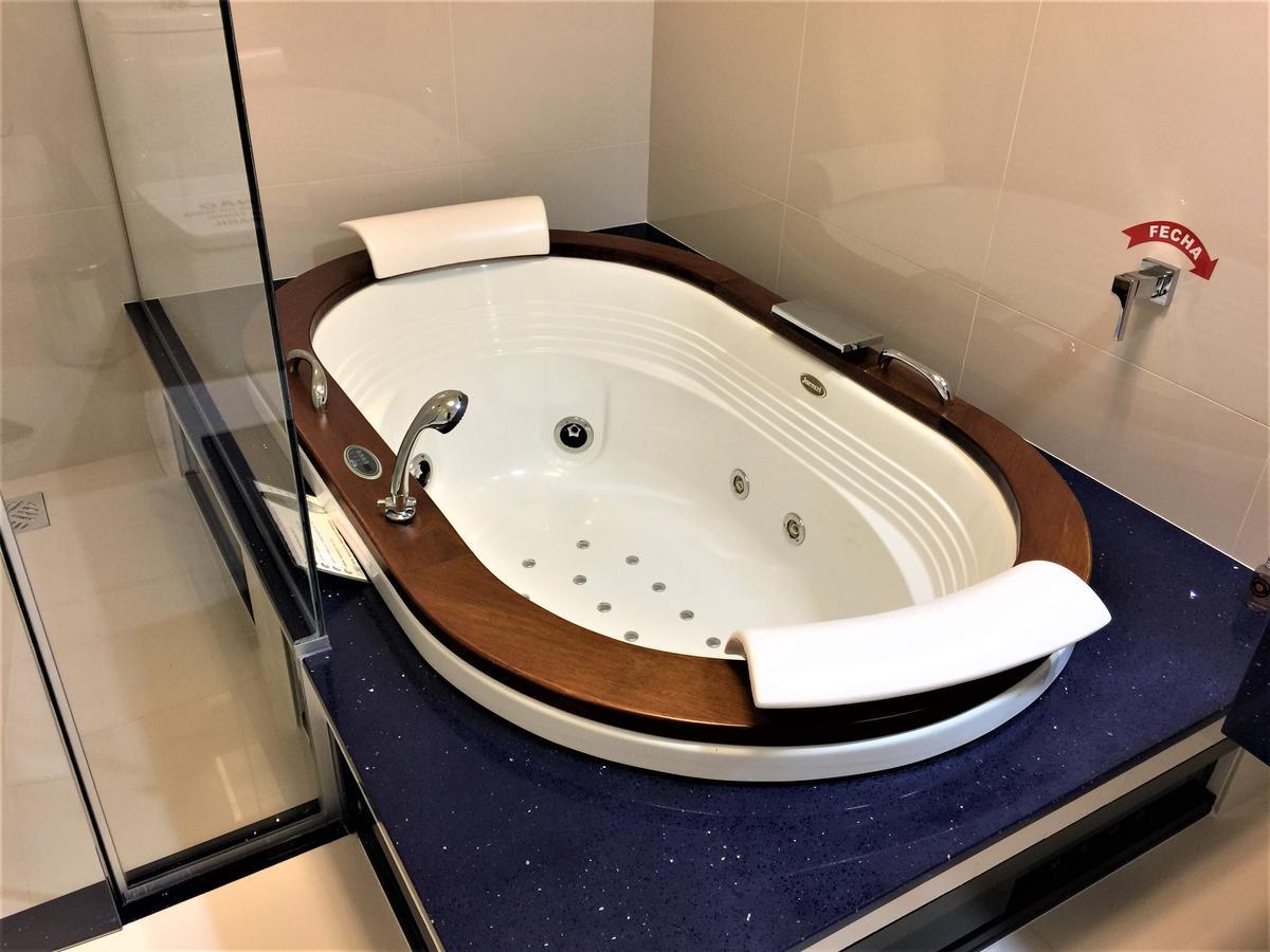 Suíte com Cama King-size e Banheira de Hidromassagem