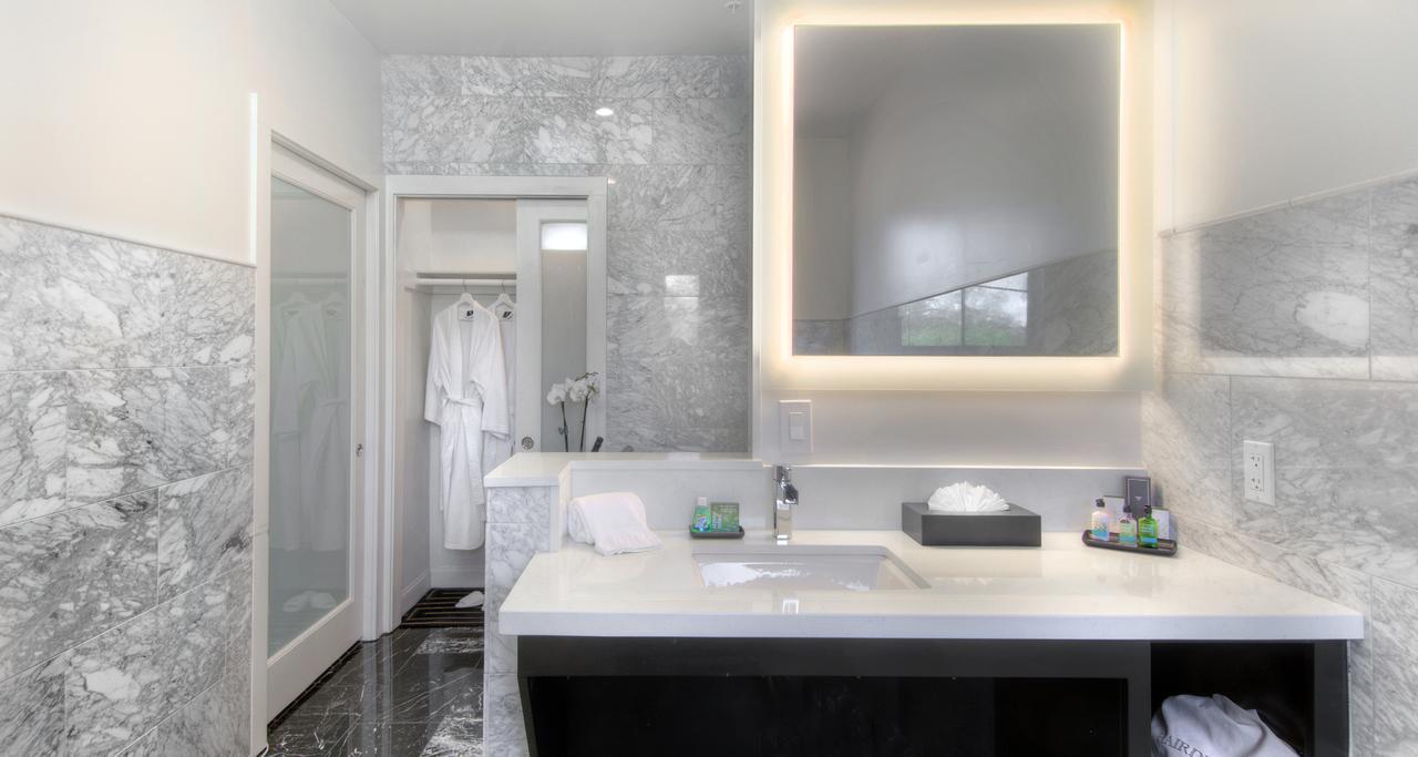 King Suite with Sofa Bed and Roll-In Shower - Disability Access/Non-Smoking
