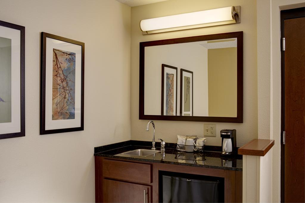 Guestroom King with Roll-In Shower - Mobility Accessible