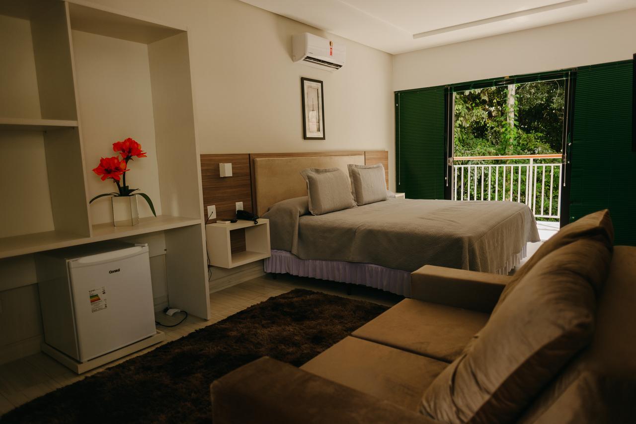 Quarto com Cama King-size e Banheira de Hidromassagem
