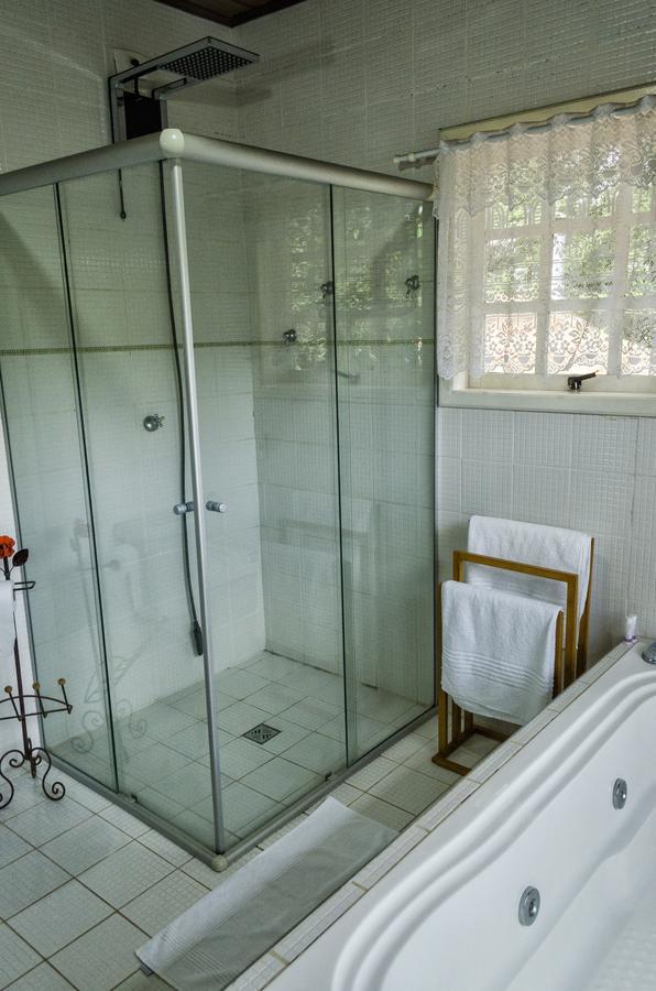 Quarto com Cama Queen-size e Banheira de Hidromassagem
