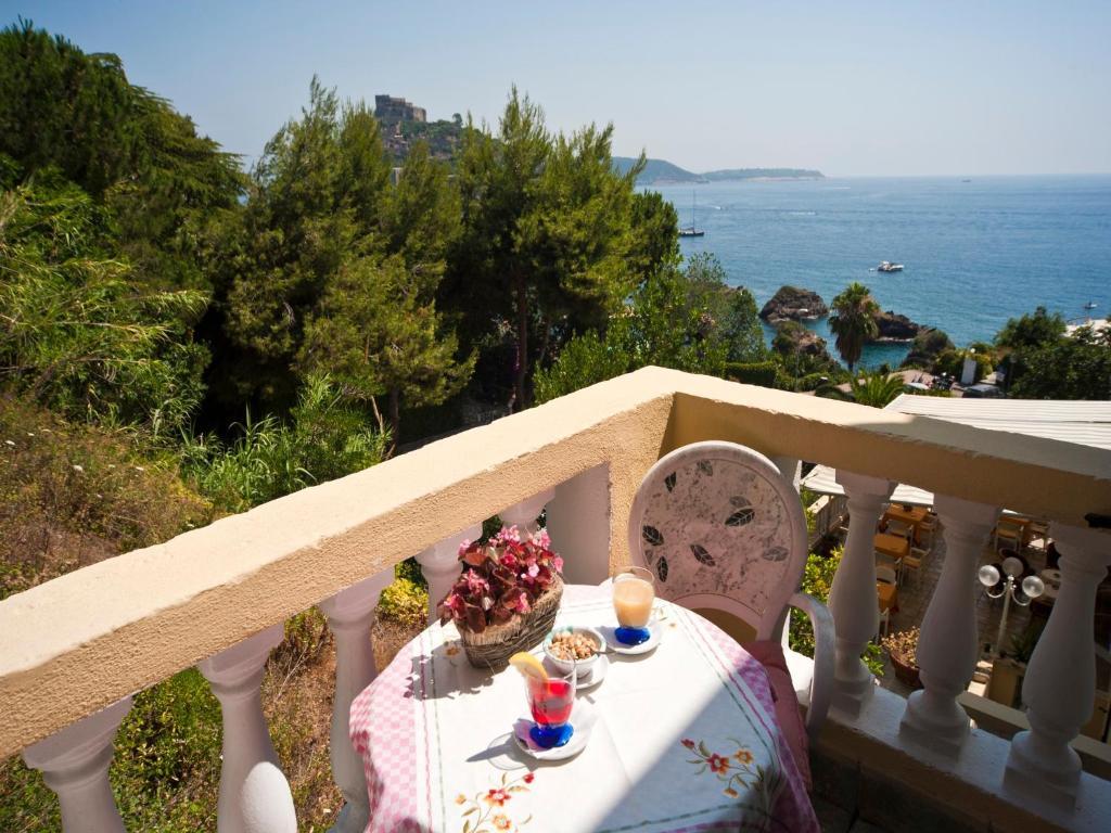 Camera Matrimoniale Standard con Vista Mare Parziale