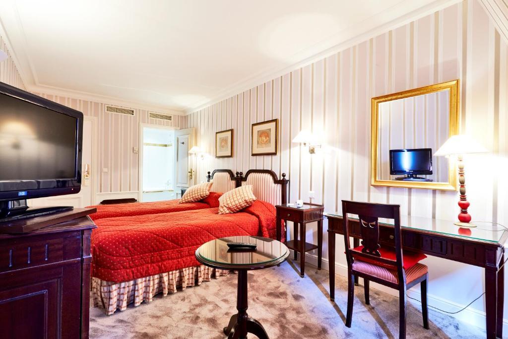 Two Connecting Double Rooms,684527751:JPEG
