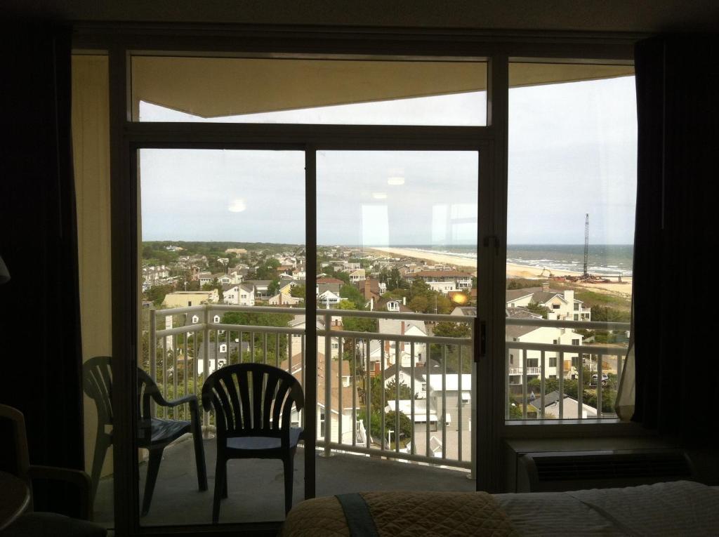Coastal Two Bedroom Suite 1 King Bed 2 Queens Bed Sofa Bed,631568646:JPEG